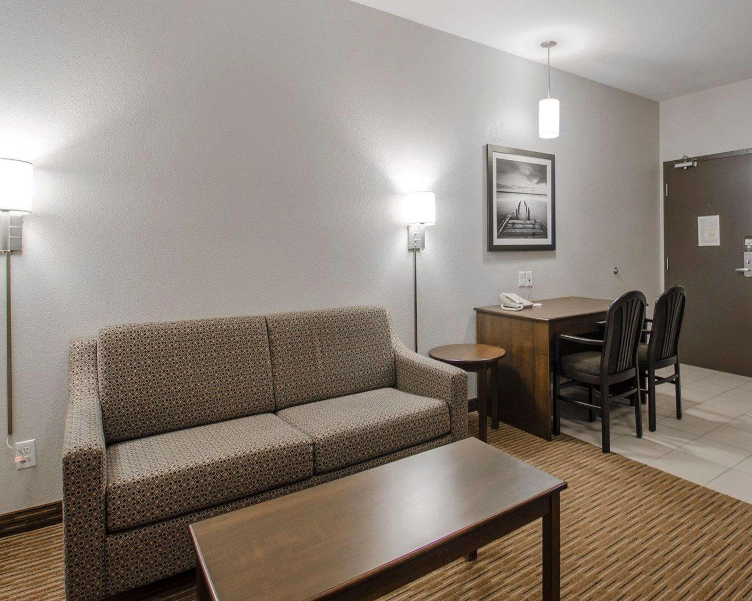 Quality Inn & Suites Estevan Luaran gambar