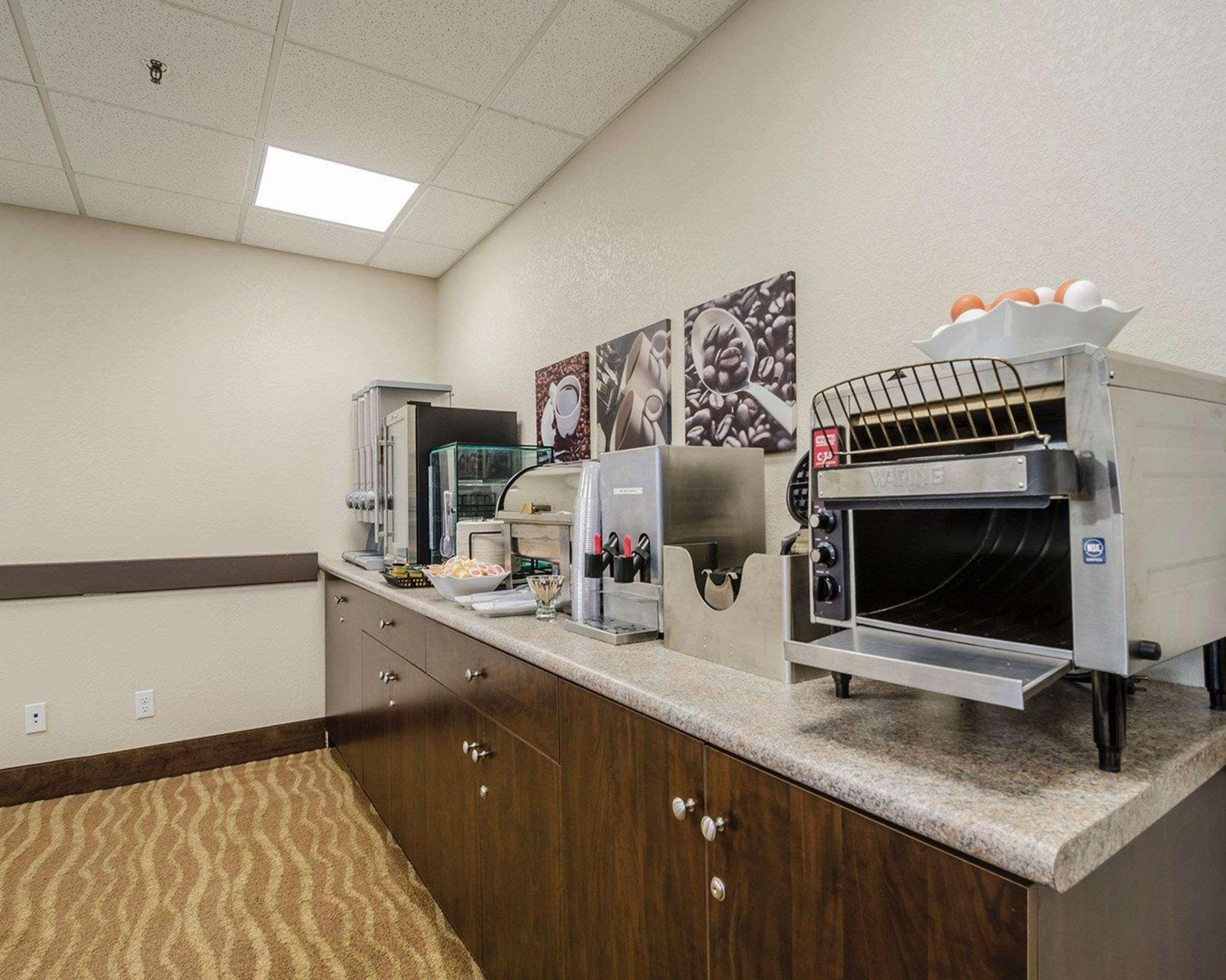 Quality Inn & Suites Estevan Luaran gambar